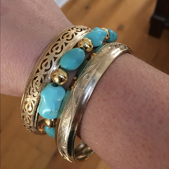 Chunky turquoise gold tone bead bracelet - Picture 2 of 8